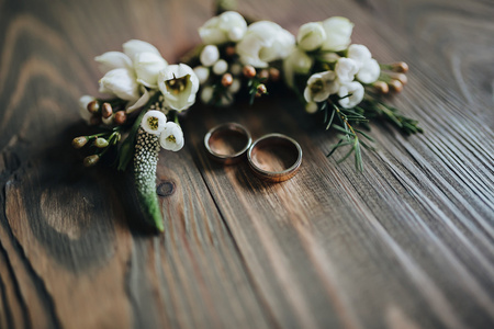 结婚戒指和胸花