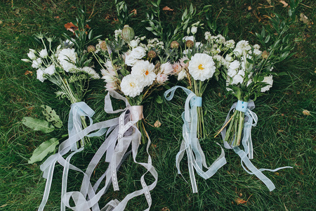 带丝丝带的婚礼花束