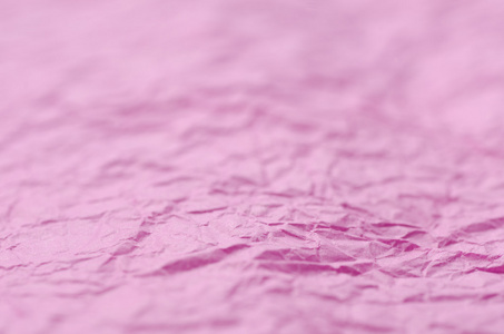 紫皱巴巴的纸背景纹理