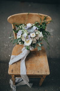 在老式椅子上的新娘捧花