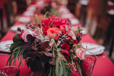 红色和粉红色的花朵，桌上的组成