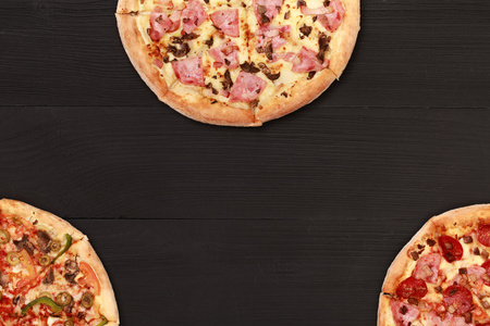 桌上的三个美味披萨
