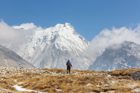 喜马拉雅山的徒步旅行者