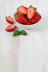 在一个碗中成熟的草莓