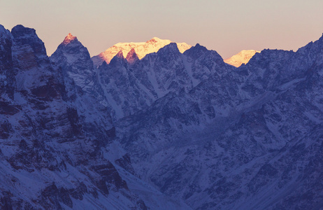 在两座地区山