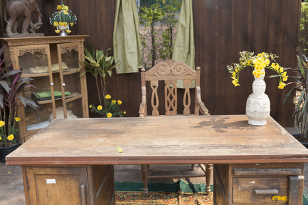 古董木椅和桌子