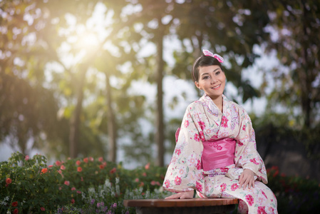 美丽的年轻女子，身穿日本传统的浴衣