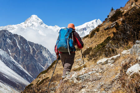 喜马拉雅山的徒步旅行者