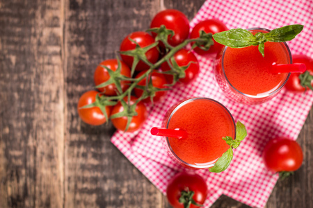 番茄汁和新鲜的西红柿上木制的背景