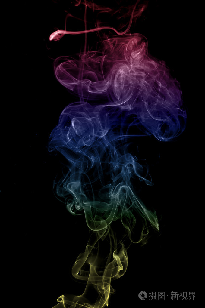 黑色背景上的五彩烟