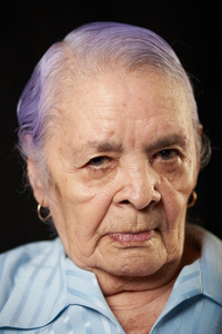 满脸皱纹的奶奶的肖像