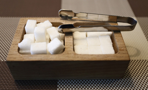 在桌子上，选择性焦点白糖多维数据集