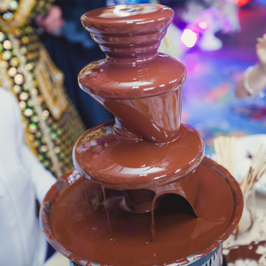 充满活力的巧克力喷泉,在孩子们的生日聚会上照片