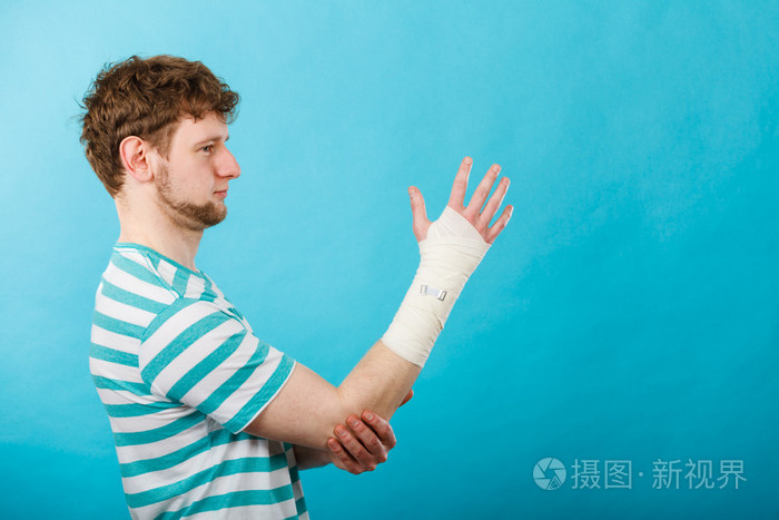 用绷带的手的男人