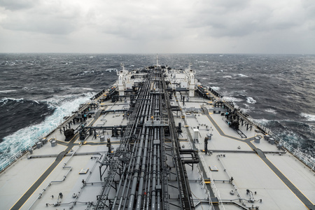 油轮在风暴期间海洋中进行