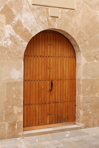 在石头墙，地中海风格的木制门