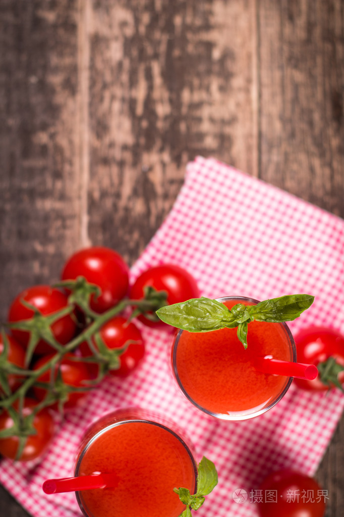 番茄汁和新鲜的西红柿上木制的背景