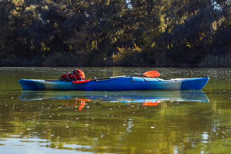 皮划艇在预期的旅程在河上休息