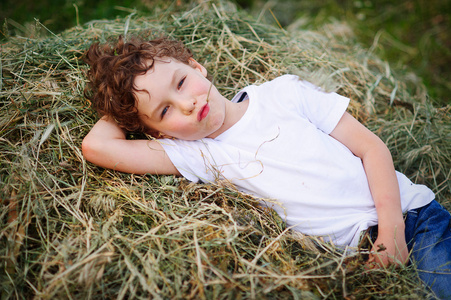 孩子躺在干草