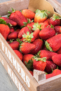 新鲜 成熟的 srawberries 放在箱子里的当地农民市场