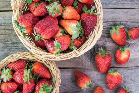新鲜 成熟的 srawberries，在篮子里