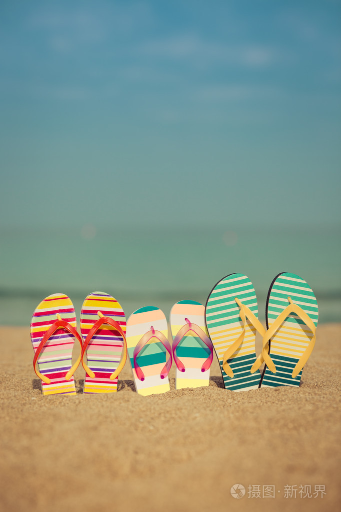 在沙滩上的人字拖鞋