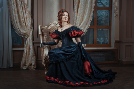 在维多利亚女王时代的衣服的女人照片