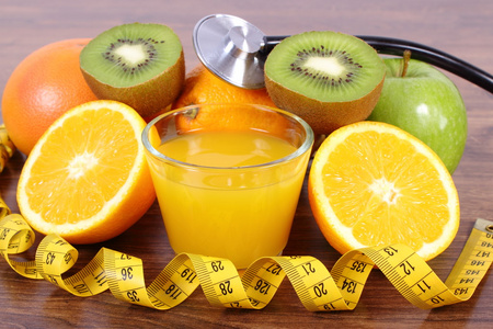 听诊器 新鲜水果 果汁和厘米 健康的生活方式和营养