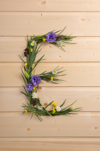 这封信组成的背景木板上的鲜花和绿草
