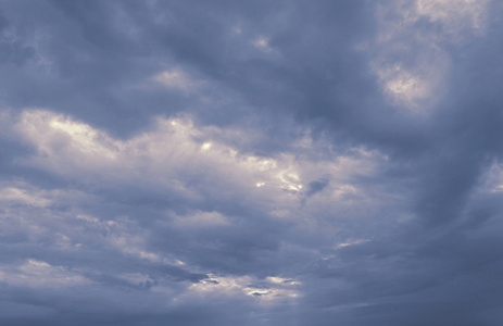 以云为背景的夕阳的天空