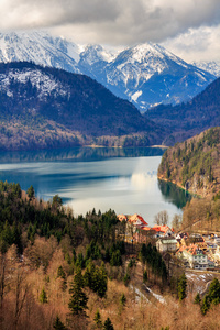 阿尔卑斯山和湖泊在夏季的一天在德国。采取从新天鹅城堡附近的山坡