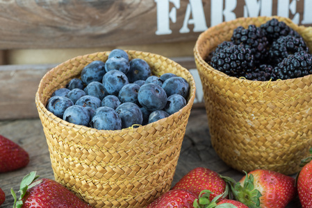 与新鲜，有机农场蓝莓和黑莓的篮子