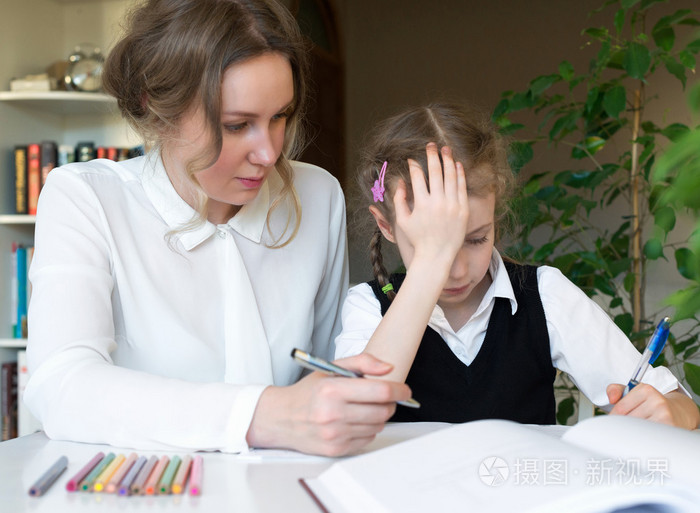 妈妈辅导孩子作业图片图片