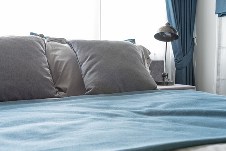 现代卧室与蓝色颜色主题图片