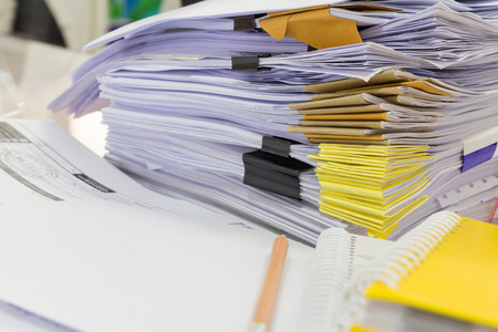 办公室塔详细信息堆栈的商务办公室桌上的文件照片