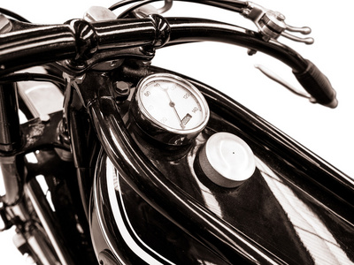 老式的黑色摩托车的细节图片