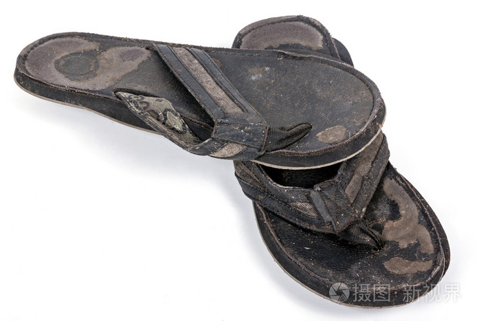 隔离对旧破旧的黑色凉鞋