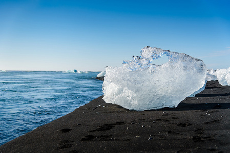 在 Jokulsarlon 冰川湖，南冰岛的蓝色冰山