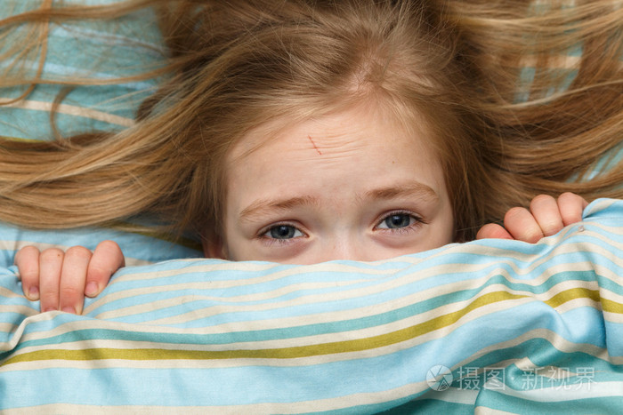 5 岁与长长的金发小女孩害怕在梦中醒来