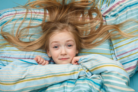 小女孩 5 岁长长的金发在睡梦中微笑