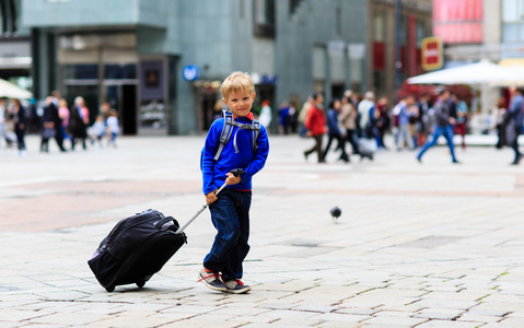 快乐的小男孩在这个城市的欧洲旅行