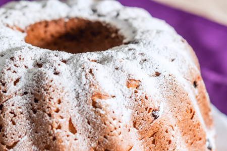用糖粉和葡萄干的复活节蛋糕