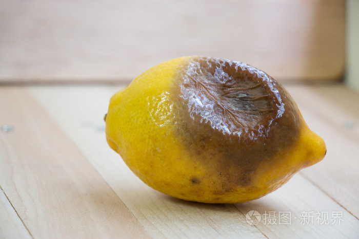 木制的桌子上放的烂柠檬