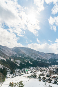 美丽的村庄，在冬天山