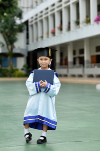 从幼儿园毕业的小女孩图片