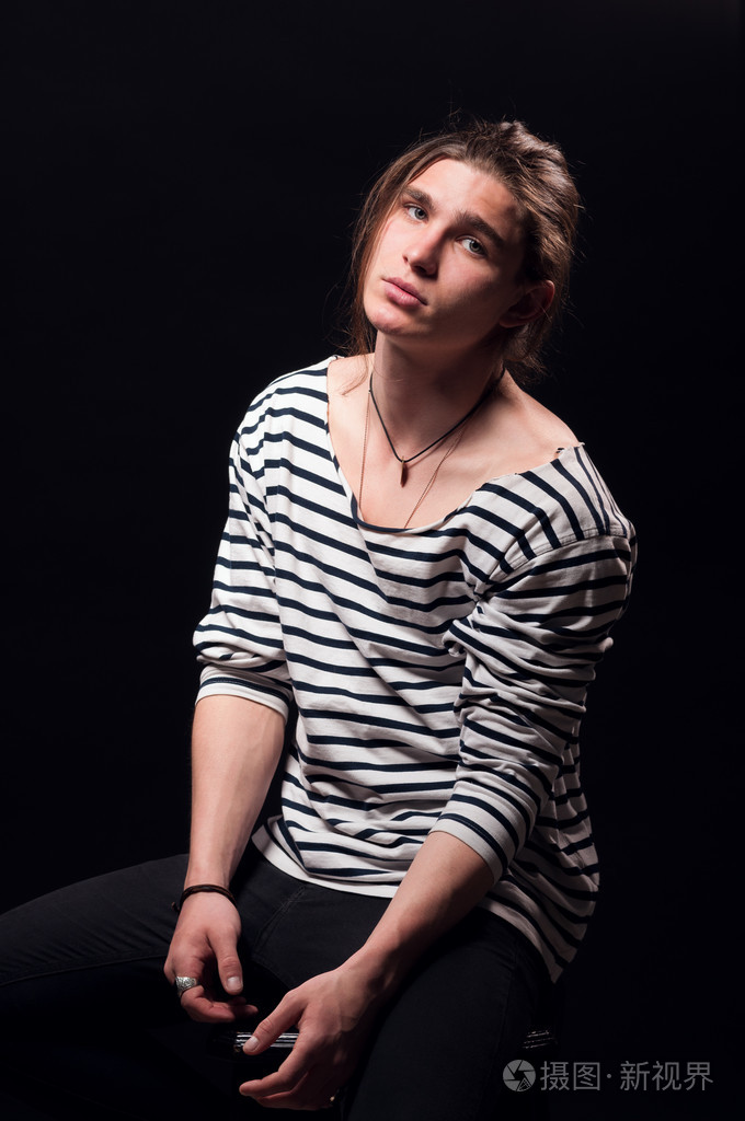 年轻英俊的男人