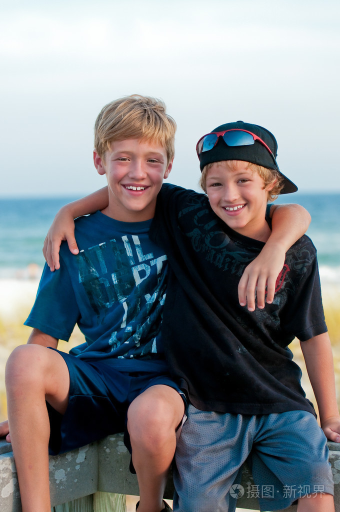 在海洋旁边的两个兄弟照片-正版商用图片1nb5ep-摄图新视界