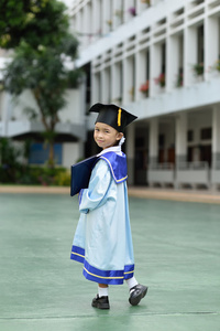 从幼儿园毕业的小女孩图片