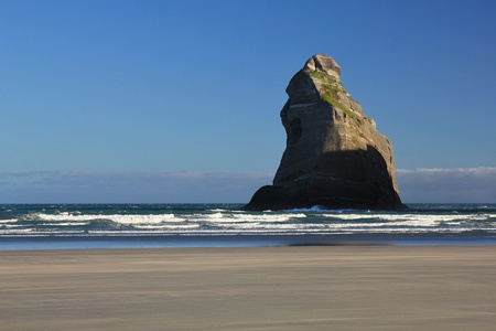 在 Wharariki 海滩岛