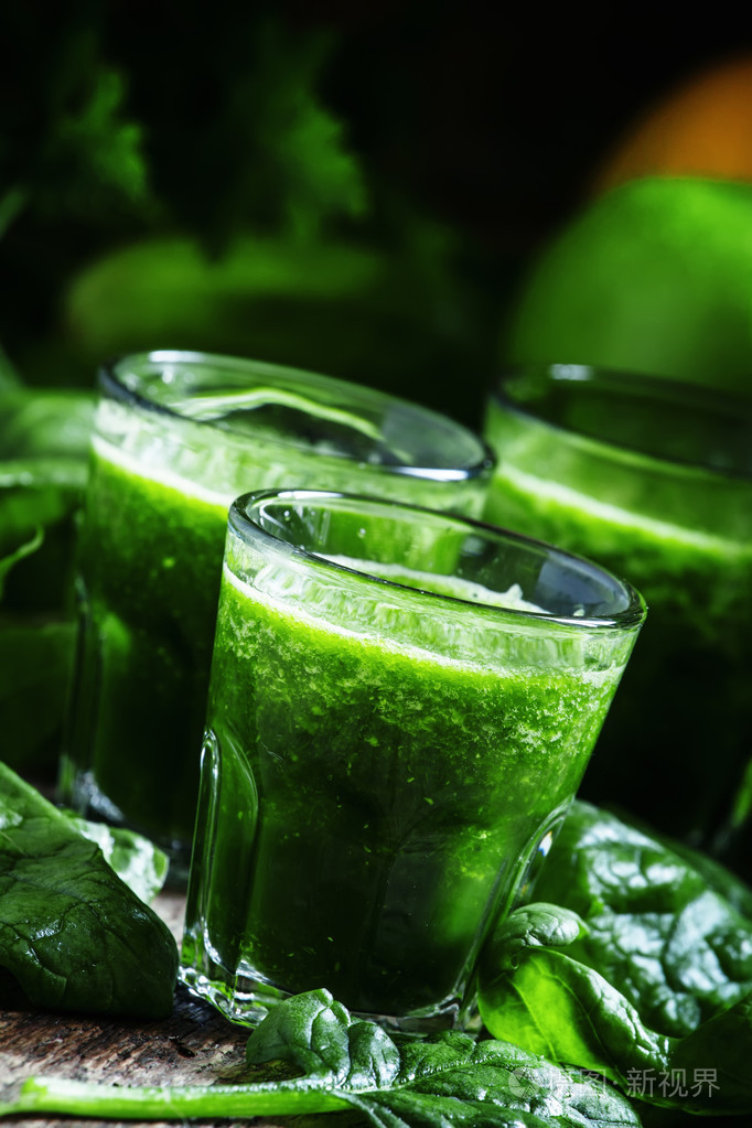 健康的绿色果汁从菠菜和绿苹果